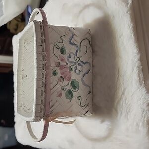 VINTAGE  WHITE BASKET WITH  FLOWERS DESIGNED.